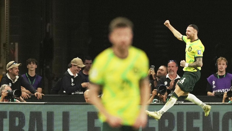 Jackson Irvine dari Australia, kedua dari kiri, merayakan gol ketiga timnya melawan Indonesia selama pertandingan kualifikasi Piala Dunia di Stadion Sepak Bola Sydney, Sydney, Australia, Kamis, 20 Maret 2025. (AP Photo/Mark Baker)