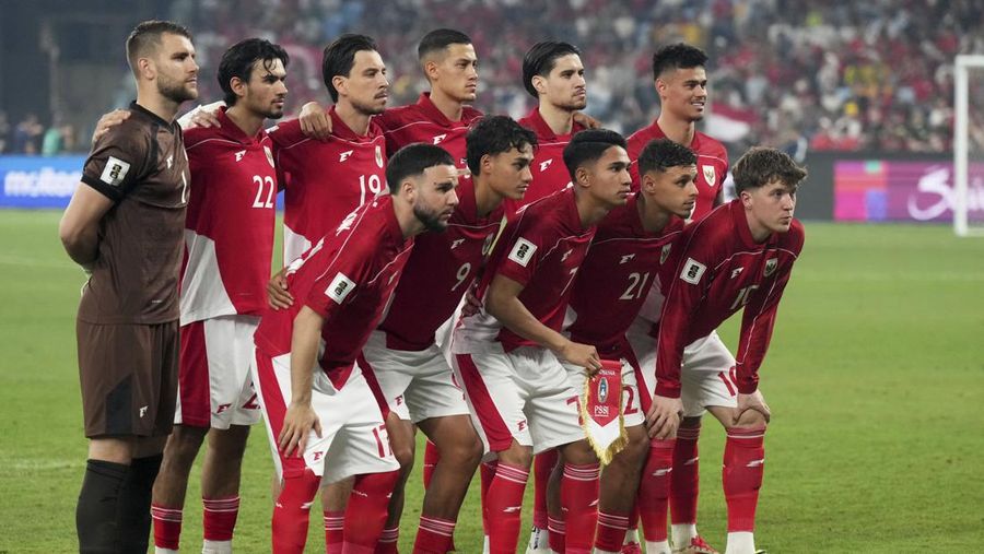 Pemain Indonesia berpose untuk foto sebelum pertandingan kualifikasi Piala Dunia melawan Australia di Stadion Sepak Bola Sydney, Sydney, Australia, Kamis, 20 Maret 2025. (AP Photo/Mark Baker)