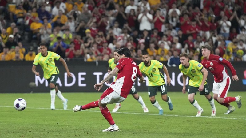 Jackson Irvine dari Australia, kedua dari kiri, merayakan gol ketiga timnya melawan Indonesia selama pertandingan kualifikasi Piala Dunia di Stadion Sepak Bola Sydney, Sydney, Australia, Kamis, 20 Maret 2025. (AP Photo/Mark Baker)
