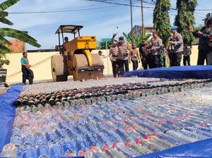 1.664 Botol Miras di Probolinggo Dimusnahkan Dengan Alat Berat