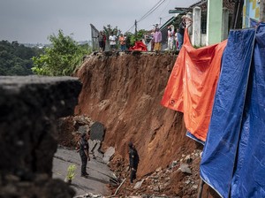 Jalan Pinggir Tol Jatingaleh Semarang Ambles Berujung Belasan Warga Mengungsi