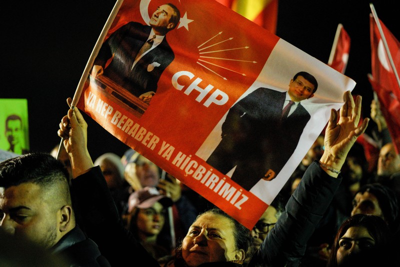 Pendukung Wali Kota Istanbul Ekrem Imamoglu berkumpul di luar gedung Pemerintah Kota Metropolitan Istanbul untuk memprotes penahanan Imamoglu, di Istanbul, Turki, 19 Maret 2025. (REUTERS/Murad Sezer)