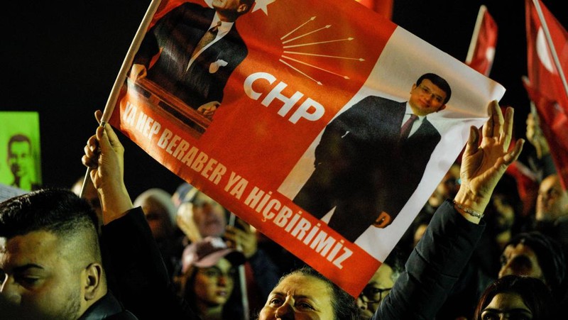Pendukung Wali Kota Istanbul Ekrem Imamoglu berkumpul di luar gedung Pemerintah Kota Metropolitan Istanbul untuk memprotes penahanan Imamoglu, di Istanbul, Turki, 19 Maret 2025. (REUTERS/Murad Sezer)