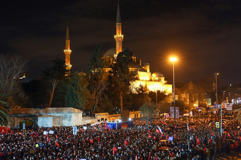 Pendukung Wali Kota Istanbul Ekrem Imamoglu berkumpul di luar gedung Pemerintah Kota Metropolitan Istanbul untuk memprotes penahanan Imamoglu, di Istanbul, Turki, 19 Maret 2025. Pendukung Wali Kota Istanbul Ekrem Imamoglu berkumpul di luar gedung Pemerintah Kota Metropolitan Istanbul untuk memprotes penahanan Imamoglu, di Istanbul, Turki, 19 Maret 2025. (REUTERS/Murad Sezer)