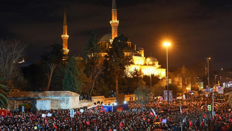 Pendukung Wali Kota Istanbul Ekrem Imamoglu berkumpul di luar gedung Pemerintah Kota Metropolitan Istanbul untuk memprotes penahanan Imamoglu, di Istanbul, Turki, 19 Maret 2025. (REUTERS/Murad Sezer)