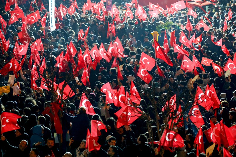 Pendukung Wali Kota Istanbul Ekrem Imamoglu berkumpul di luar gedung Pemerintah Kota Metropolitan Istanbul untuk memprotes penahanan Imamoglu, di Istanbul, Turki, 19 Maret 2025. (REUTERS/Murad Sezer)