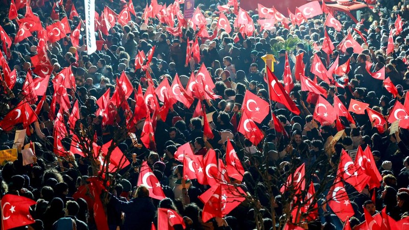 Pendukung Wali Kota Istanbul Ekrem Imamoglu berkumpul di luar gedung Pemerintah Kota Metropolitan Istanbul untuk memprotes penahanan Imamoglu, di Istanbul, Turki, 19 Maret 2025. (REUTERS/Murad Sezer)