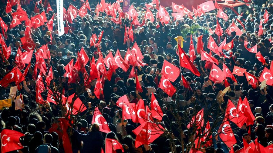 Pendukung Wali Kota Istanbul Ekrem Imamoglu berkumpul di luar gedung Pemerintah Kota Metropolitan Istanbul untuk memprotes penahanan Imamoglu, di Istanbul, Turki, 19 Maret 2025. Pendukung Wali Kota Istanbul Ekrem Imamoglu berkumpul di luar gedung Pemerintah Kota Metropolitan Istanbul untuk memprotes penahanan Imamoglu, di Istanbul, Turki, 19 Maret 2025. (REUTERS/Murad Sezer)