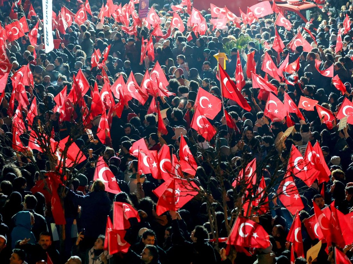 Ribuan Warga Turki Demo Tolak Penahanan Imamoglu, Ketegangan Politik Memuncak