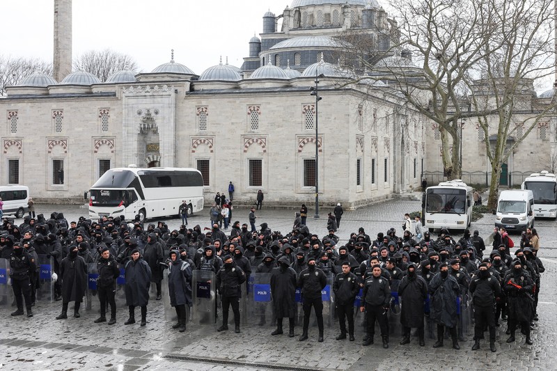 Pendukung Wali Kota Istanbul Ekrem Imamoglu berkumpul di luar gedung Pemerintah Kota Metropolitan Istanbul untuk memprotes penahanan Imamoglu, di Istanbul, Turki, 19 Maret 2025. Pendukung Wali Kota Istanbul Ekrem Imamoglu berkumpul di luar gedung Pemerintah Kota Metropolitan Istanbul untuk memprotes penahanan Imamoglu, di Istanbul, Turki, 19 Maret 2025. (REUTERS/Murad Sezer)