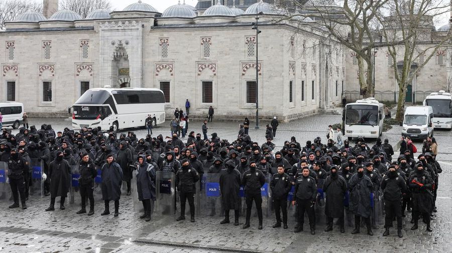 Pendukung Wali Kota Istanbul Ekrem Imamoglu berkumpul di luar gedung Pemerintah Kota Metropolitan Istanbul untuk memprotes penahanan Imamoglu, di Istanbul, Turki, 19 Maret 2025. (REUTERS/Murad Sezer)
