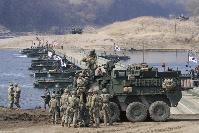 Prajurit Angkatan Darat AS mengambil bagian dalam latihan penyeberangan sungai gabungan AS-Korea Selatan yang merupakan bagian dari latihan militer gabungan tahunan Freedom Shield, di dekat zona demiliterisasi yang memisahkan kedua Korea di Yeoncheon, Korea Selatan, 20 Maret 2025. Prajurit Angkatan Darat AS mengambil bagian dalam latihan penyeberangan sungai gabungan AS-Korea Selatan yang merupakan bagian dari latihan militer gabungan tahunan Freedom Shield, di dekat zona demiliterisasi yang memisahkan kedua Korea di Yeoncheon, Korea Selatan, 20 Maret 2025. (REUTERS/Kim Hong-Ji)
