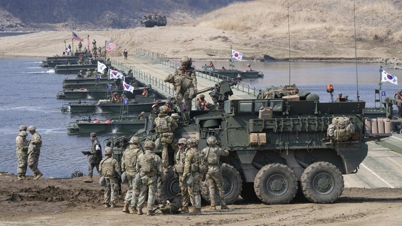 Prajurit Angkatan Darat AS mengambil bagian dalam latihan penyeberangan sungai gabungan AS-Korea Selatan yang merupakan bagian dari latihan militer gabungan tahunan Freedom Shield, di dekat zona demiliterisasi yang memisahkan kedua Korea di Yeoncheon, Korea Selatan, 20 Maret 2025. (REUTERS/Kim Hong-Ji)