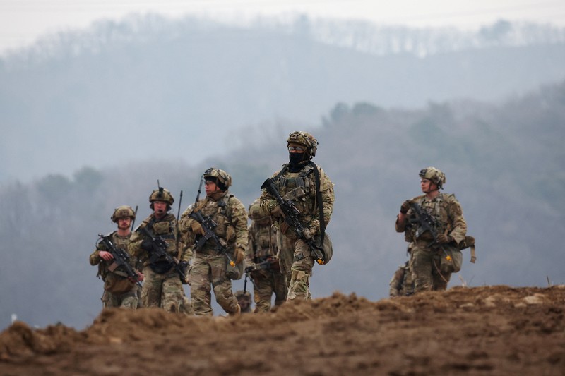 Prajurit Angkatan Darat AS mengambil bagian dalam latihan penyeberangan sungai gabungan AS-Korea Selatan yang merupakan bagian dari latihan militer gabungan tahunan Freedom Shield, di dekat zona demiliterisasi yang memisahkan kedua Korea di Yeoncheon, Korea Selatan, 20 Maret 2025. Prajurit Angkatan Darat AS mengambil bagian dalam latihan penyeberangan sungai gabungan AS-Korea Selatan yang merupakan bagian dari latihan militer gabungan tahunan Freedom Shield, di dekat zona demiliterisasi yang memisahkan kedua Korea di Yeoncheon, Korea Selatan, 20 Maret 2025. (REUTERS/Kim Hong-Ji)