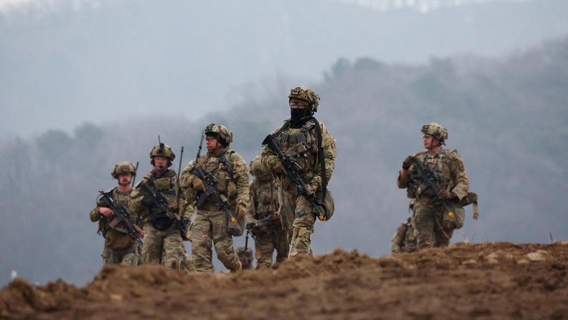 Prajurit Angkatan Darat AS mengambil bagian dalam latihan penyeberangan sungai gabungan AS-Korea Selatan yang merupakan bagian dari latihan militer gabungan tahunan Freedom Shield, di dekat zona demiliterisasi yang memisahkan kedua Korea di Yeoncheon, Korea Selatan, 20 Maret 2025. (REUTERS/Kim Hong-Ji)