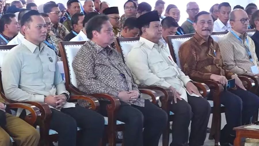 Presiden Prabowo Subianto dan Menkoperekonomian Airlangga Hartarto saat acara peresmian Kawasan Ekonomi Khusus (KEK) Industropolis Batang pada Kamis (20/3/2025). (YouTube/Grand Batang City)