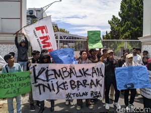 Mahasiswa Demo Tolak UU TNI di DPRD NTB, Sebut Prosesnya Tak Transparan