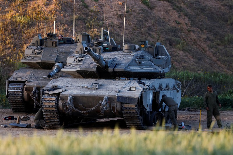 Sebuah tank milik militer israel bermanuver di Jalur Gaza, Rabu (19/3/2025). (REUTERS/Amir Cohen)