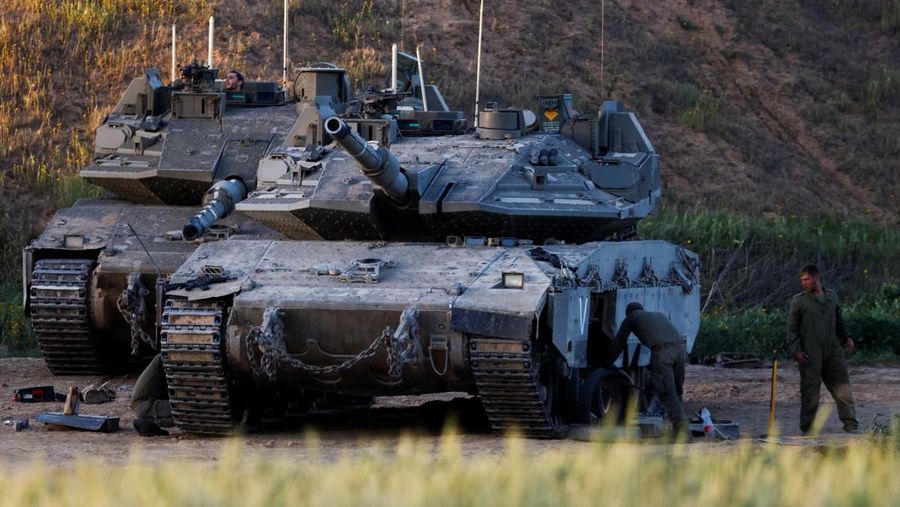 Sebuah tank milik militer israel bermanuver di Jalur Gaza, Rabu (19/3/2025). (REUTERS/Amir Cohen)