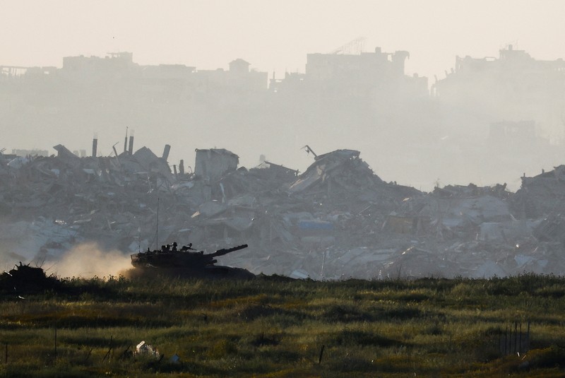 Sebuah tank milik militer israel bermanuver di Jalur Gaza, Rabu (19/3/2025). (REUTERS/Amir Cohen)