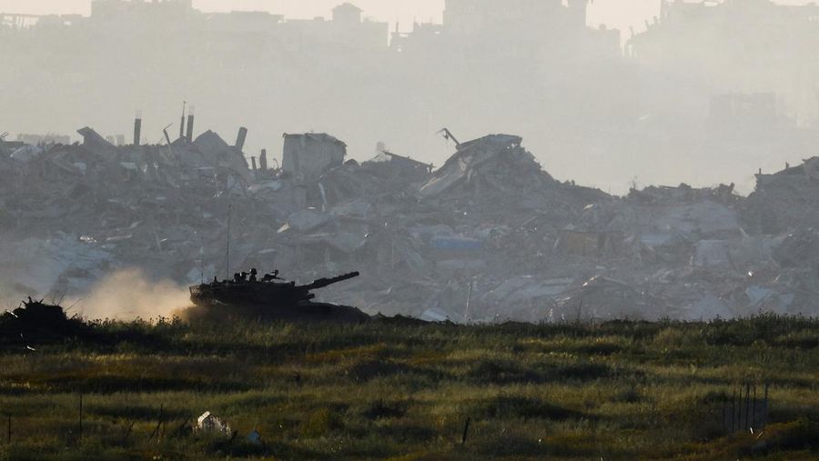 Sebuah tank milik militer israel bermanuver di Jalur Gaza, Rabu (19/3/2025). (REUTERS/Amir Cohen)