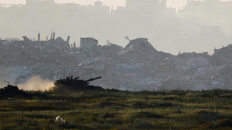 Sebuah tank milik militer israel bermanuver di Jalur Gaza, Rabu (19/3/2025). (REUTERS/Amir Cohen)