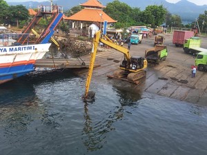 Antisipasi Kapal Kandas, Sedimentasi di Dermaga Pelabuhan Gilimanuk Dikeruk