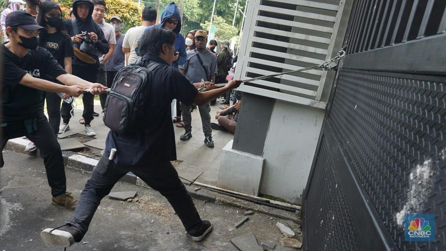 Sejumlah elemen masyarakat dan mahasiswa menggelar unjuk rasa di depan Gedung DPR/MPR, Jalan Gatot Subroto, Jakarta Pusat, Kamis (20/3/2025). (վ/Muhammad Sabki)