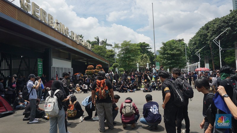 Sejumlah elemen masyarakat dan mahasiswa menggelar unjuk rasa di depan Gedung DPR/MPR, Jalan Gatot Subroto, Jakarta Pusat, Kamis (20/3/2025). (CNBC Indonesia/Muhammad Sabki)