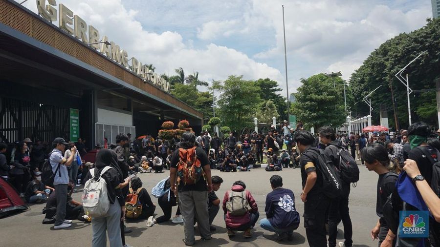 Sejumlah elemen masyarakat dan mahasiswa menggelar unjuk rasa di depan Gedung DPR/MPR, Jalan Gatot Subroto, Jakarta Pusat, Kamis (20/3/2025). (վ/Muhammad Sabki)