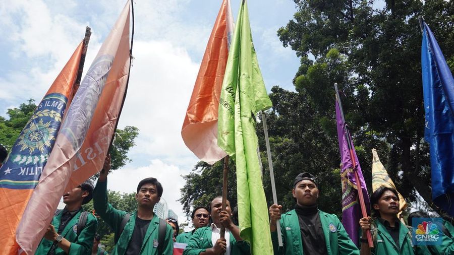 Sejumlah elemen masyarakat dan mahasiswa menggelar unjuk rasa di depan Gedung DPR/MPR, Jalan Gatot Subroto, Jakarta Pusat, Kamis (20/3/2025). (վ/Muhammad Sabki)