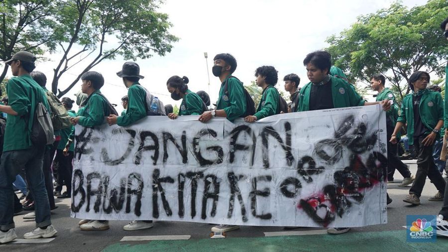 Sejumlah elemen masyarakat dan mahasiswa menggelar unjuk rasa di depan Gedung DPR/MPR, Jalan Gatot Subroto, Jakarta Pusat, Kamis (20/3/2025). (վ/Muhammad Sabki)