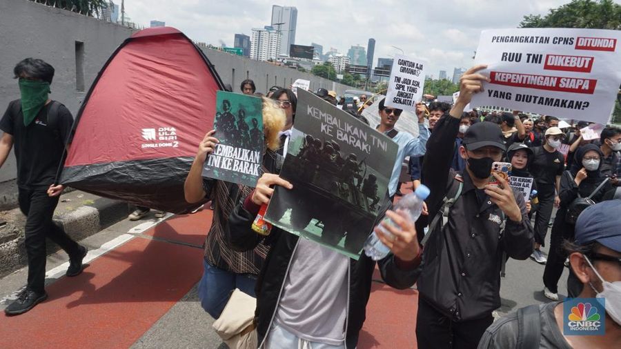 Sejumlah elemen masyarakat dan mahasiswa menggelar unjuk rasa di depan Gedung DPR/MPR, Jalan Gatot Subroto, Jakarta Pusat, Kamis (20/3/2025). (վ/Muhammad Sabki)