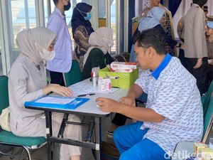Cegah Kecelakaan, Sopir Bus di Sukabumi Jalani Tes Urine Jelang Mudik