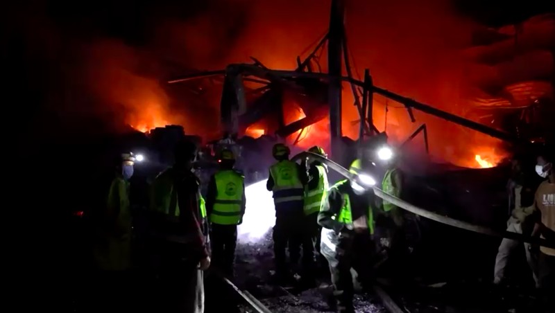 Api dan asap mengepul dari lokasi serangan udara militer AS di Sanaa, Yaman, Rabu (19/3/2025). (REUTERS) Api dan asap mengepul dari lokasi serangan udara militer AS di Sanaa, Yaman, Rabu (19/3/2025). (REUTERS)