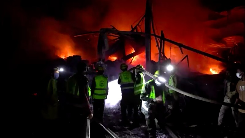Api dan asap mengepul dari lokasi serangan udara militer AS di Sanaa, Yaman, Rabu (19/3/2025). (REUTERS)
