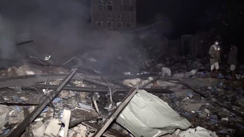Api dan asap mengepul dari lokasi serangan udara militer AS di Sanaa, Yaman, Rabu (19/3/2025). (REUTERS) Api dan asap mengepul dari lokasi serangan udara militer AS di Sanaa, Yaman, Rabu (19/3/2025). (REUTERS)