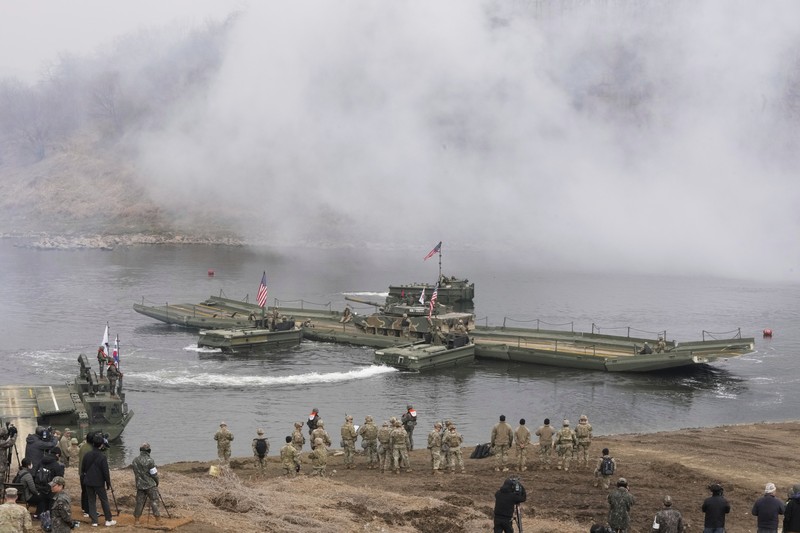Prajurit Angkatan Darat AS mengambil bagian dalam latihan penyeberangan sungai gabungan AS-Korea Selatan yang merupakan bagian dari latihan militer gabungan tahunan Freedom Shield, di dekat zona demiliterisasi yang memisahkan kedua Korea di Yeoncheon, Korea Selatan, 20 Maret 2025. Prajurit Angkatan Darat AS mengambil bagian dalam latihan penyeberangan sungai gabungan AS-Korea Selatan yang merupakan bagian dari latihan militer gabungan tahunan Freedom Shield, di dekat zona demiliterisasi yang memisahkan kedua Korea di Yeoncheon, Korea Selatan, 20 Maret 2025. (REUTERS/Kim Hong-Ji)