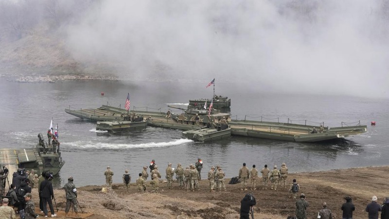 Prajurit Angkatan Darat AS mengambil bagian dalam latihan penyeberangan sungai gabungan AS-Korea Selatan yang merupakan bagian dari latihan militer gabungan tahunan Freedom Shield, di dekat zona demiliterisasi yang memisahkan kedua Korea di Yeoncheon, Korea Selatan, 20 Maret 2025. (REUTERS/Kim Hong-Ji)
