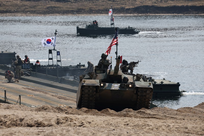 Prajurit Angkatan Darat AS mengambil bagian dalam latihan penyeberangan sungai gabungan AS-Korea Selatan yang merupakan bagian dari latihan militer gabungan tahunan Freedom Shield, di dekat zona demiliterisasi yang memisahkan kedua Korea di Yeoncheon, Korea Selatan, 20 Maret 2025. Prajurit Angkatan Darat AS mengambil bagian dalam latihan penyeberangan sungai gabungan AS-Korea Selatan yang merupakan bagian dari latihan militer gabungan tahunan Freedom Shield, di dekat zona demiliterisasi yang memisahkan kedua Korea di Yeoncheon, Korea Selatan, 20 Maret 2025. (REUTERS/Kim Hong-Ji)