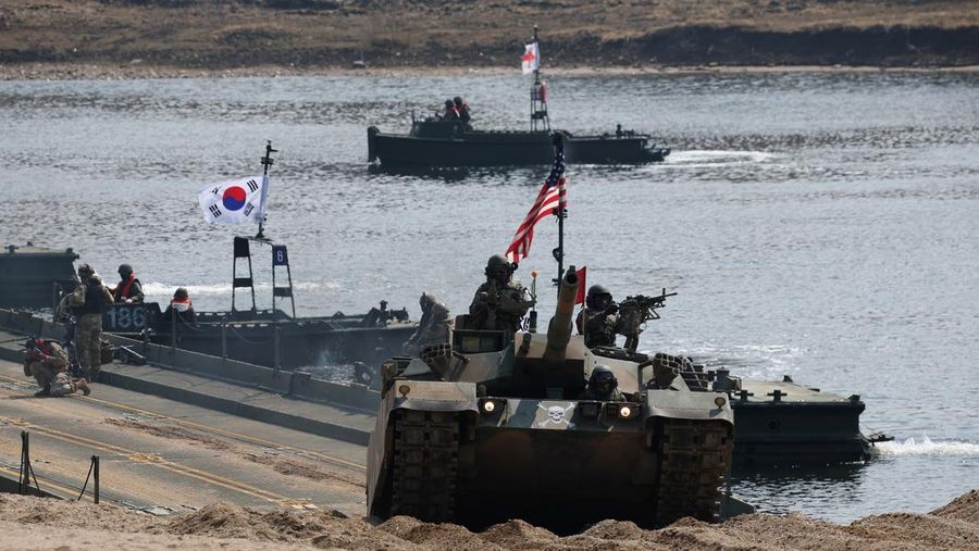 Tank K1E1 tentara Korea Selatan melintasi jembatan ponton selama latihan penyeberangan sungai gabungan AS-Korea Selatan yang merupakan bagian dari latihan militer gabungan tahunan Freedom Shield, dekat zona demiliterisasi yang memisahkan kedua Korea di Yeoncheon, Korea Selatan, 20 Maret 2025. Tank K1E1 tentara Korea Selatan melintasi jembatan ponton selama latihan penyeberangan sungai gabungan AS-Korea Selatan yang merupakan bagian dari latihan militer gabungan tahunan Freedom Shield, dekat zona demiliterisasi yang memisahkan kedua Korea di Yeoncheon, Korea Selatan, 20 Maret 2025. (REUTERS/Kim Hong-Ji)