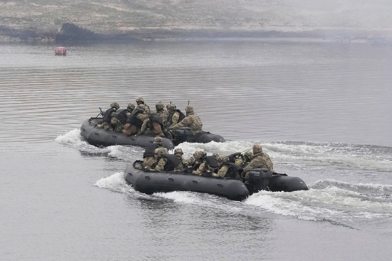 Prajurit Angkatan Darat AS mengambil bagian dalam latihan penyeberangan sungai gabungan AS-Korea Selatan yang merupakan bagian dari latihan militer gabungan tahunan Freedom Shield, di dekat zona demiliterisasi yang memisahkan kedua Korea di Yeoncheon, Korea Selatan, 20 Maret 2025. (REUTERS/Kim Hong-Ji)