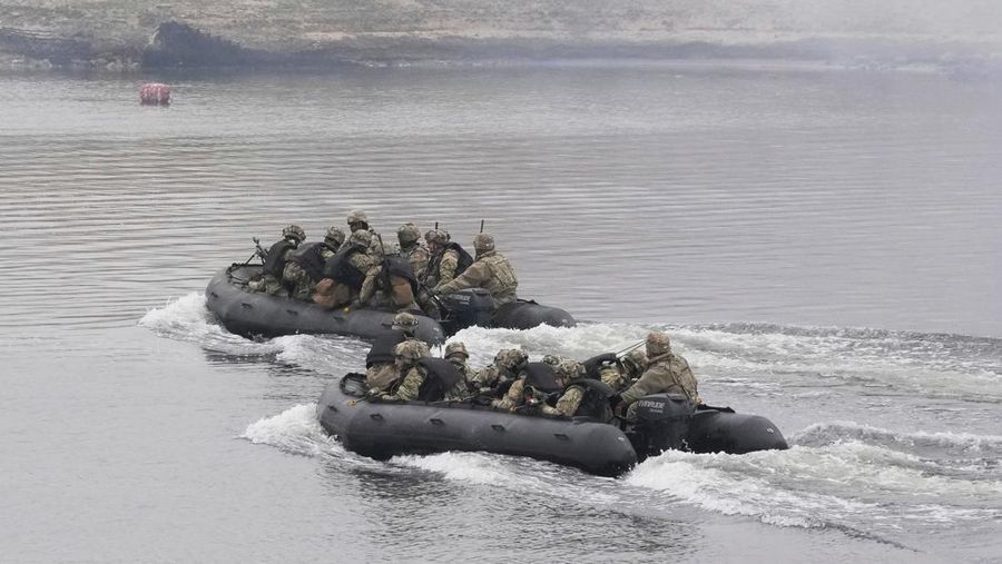 Prajurit Angkatan Darat AS mengambil bagian dalam latihan penyeberangan sungai gabungan AS-Korea Selatan yang merupakan bagian dari latihan militer gabungan tahunan Freedom Shield, di dekat zona demiliterisasi yang memisahkan kedua Korea di Yeoncheon, Korea Selatan, 20 Maret 2025. (REUTERS/Kim Hong-Ji)