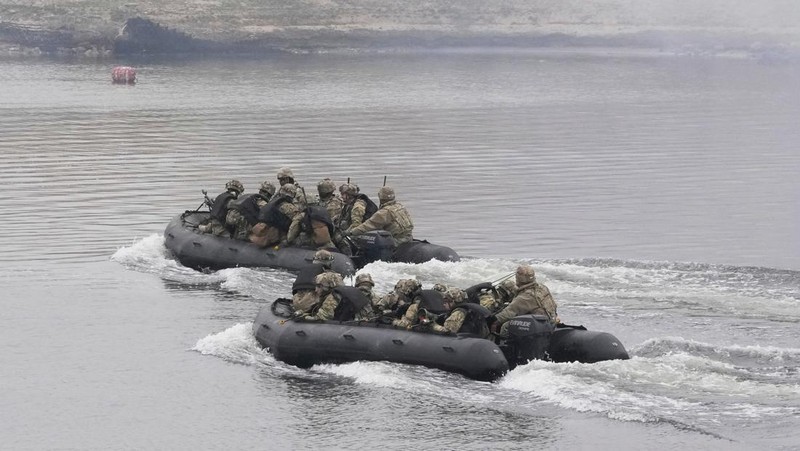 Prajurit Angkatan Darat AS mengambil bagian dalam latihan penyeberangan sungai gabungan AS-Korea Selatan yang merupakan bagian dari latihan militer gabungan tahunan Freedom Shield, di dekat zona demiliterisasi yang memisahkan kedua Korea di Yeoncheon, Korea Selatan, 20 Maret 2025. (REUTERS/Kim Hong-Ji)
