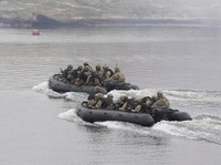 Tentara AS berpartisipasi dalam latihan penyeberangan sungai gabungan di Sungai Imjin selama latihan penyeberangan sungai gabungan antara Korea Selatan dan Amerika Serikat sebagai bagian dari latihan militer Freedom Shield di Yeoncheon, Korea Selatan