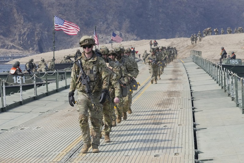 Prajurit Angkatan Darat AS mengambil bagian dalam latihan penyeberangan sungai gabungan AS-Korea Selatan yang merupakan bagian dari latihan militer gabungan tahunan Freedom Shield, di dekat zona demiliterisasi yang memisahkan kedua Korea di Yeoncheon, Korea Selatan, 20 Maret 2025. Prajurit Angkatan Darat AS mengambil bagian dalam latihan penyeberangan sungai gabungan AS-Korea Selatan yang merupakan bagian dari latihan militer gabungan tahunan Freedom Shield, di dekat zona demiliterisasi yang memisahkan kedua Korea di Yeoncheon, Korea Selatan, 20 Maret 2025. (REUTERS/Kim Hong-Ji)