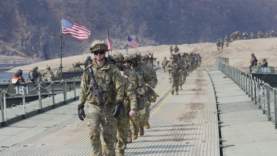 Tentara AS menyeberangi jembatan apung di Sungai Imjin selama latihan penyeberangan sungai gabungan antara Korea Selatan dan Amerika Serikat sebagai bagian dari latihan militer Freedom Shield di Yeoncheon, Korea Selatan, Kamis, 20 Maret 2025. (AP Photo/Ahn Young-joon)