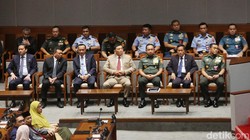 Revisi UU TNI Disahkan, Massa Bertahan di Depan Gedung DPR