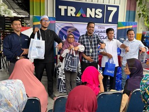 Gelar Ramadan Berbagi, TRANS7 Bagikan Paket Takjil dan Sembako ke Warga