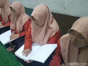 Khusyuknya Tunanetra di Kudus Mengaji Bersama Gunakan Al-Quran Braille